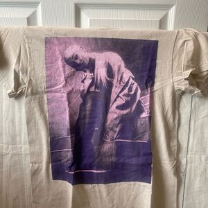 Ariana Grande men’s Beige Graphic short sleeve concert T-shirt Size M Sweetener